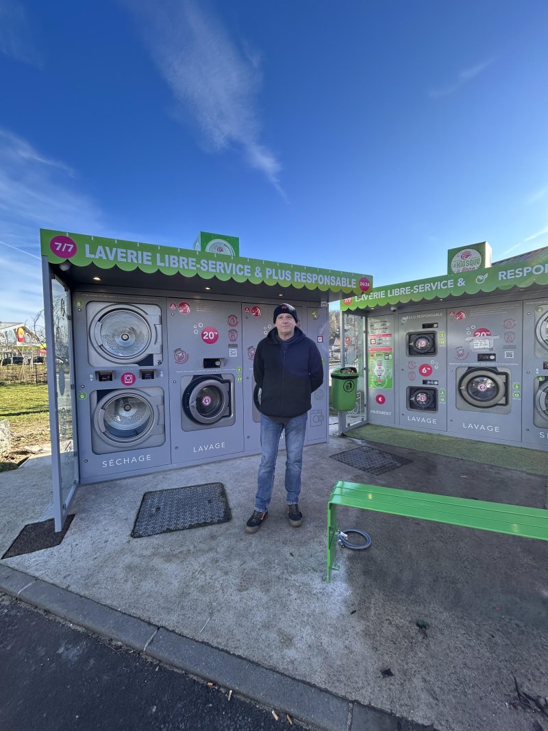 Propriétaire devant sa laverie automatique Le Kiosque à Linge à Esbly