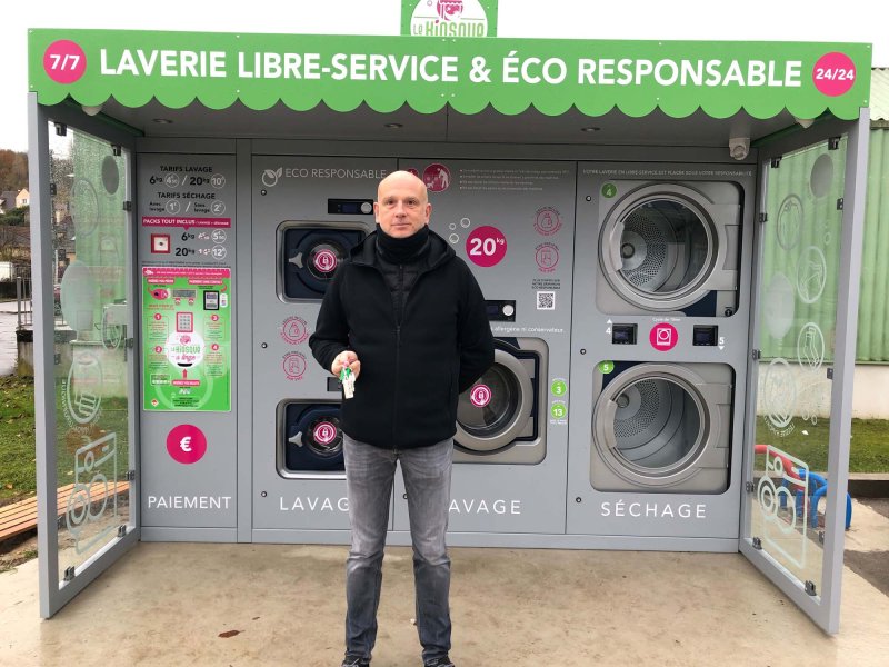 Propriétaire devant sa laverie automatique Le Kiosque à Linge à Esbly
