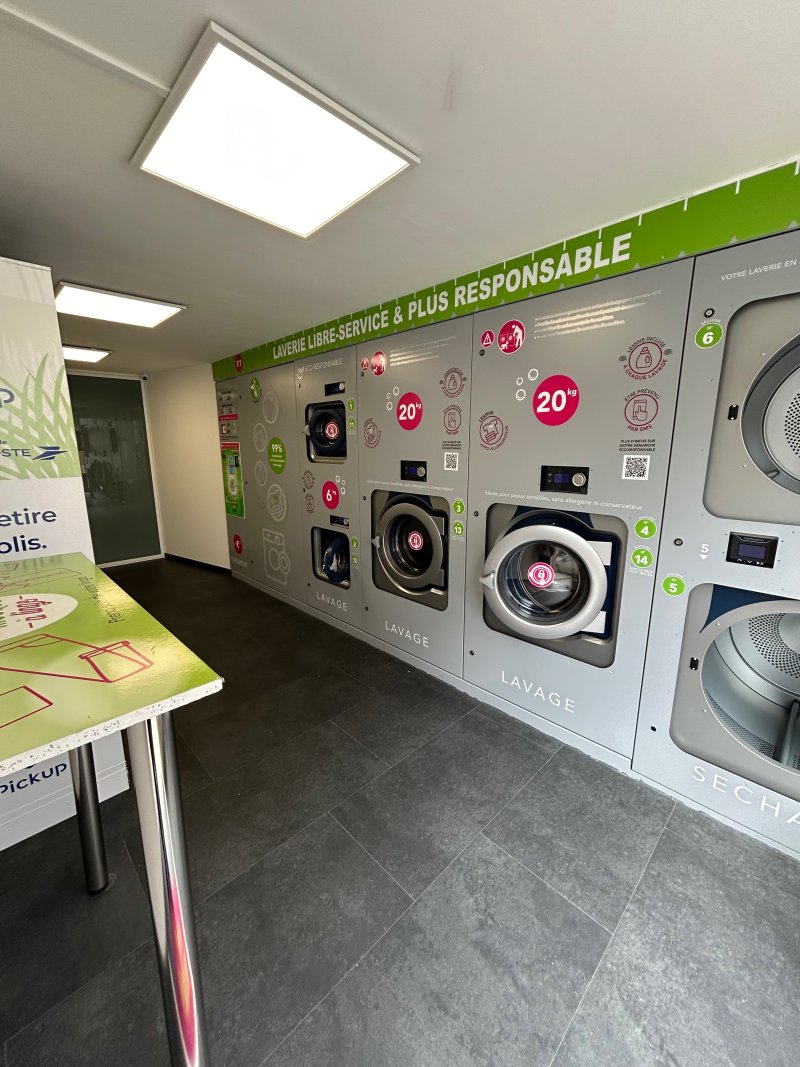 Intérieur de la laverie automatique Le Kiosque à Linge de Pau Lacaze